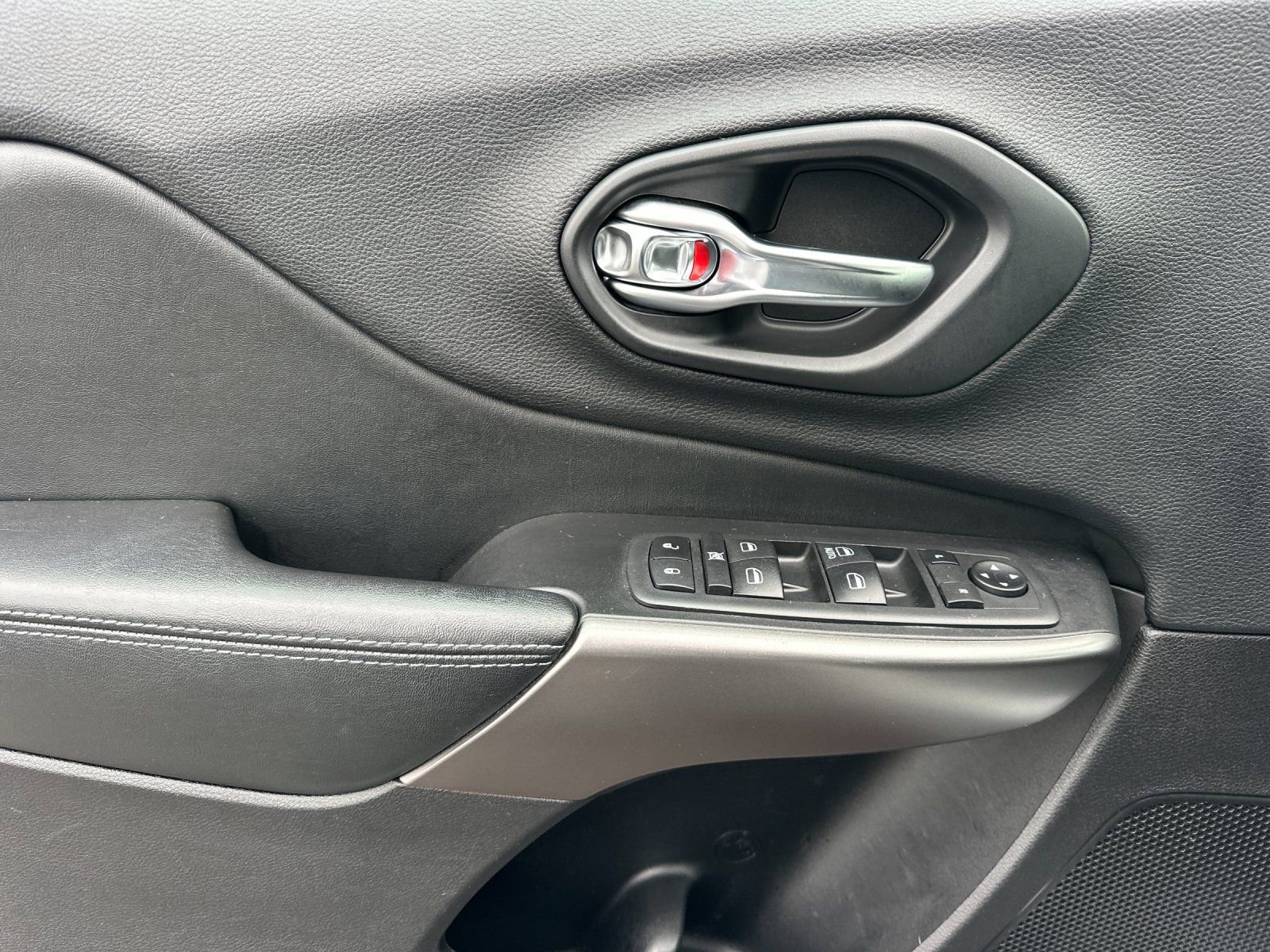 Used 2020 Jeep Cherokee Latitude image 11