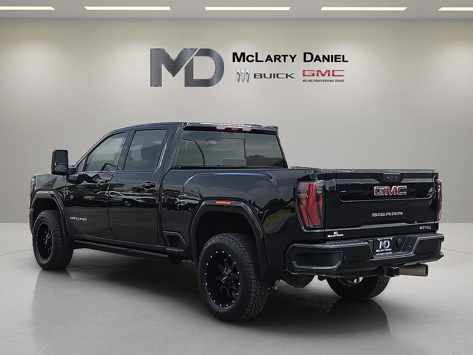 Used 2025 GMC Sierra 2500 AT4 w/ AT4 Premium Plus Package AWD/4WD image 4