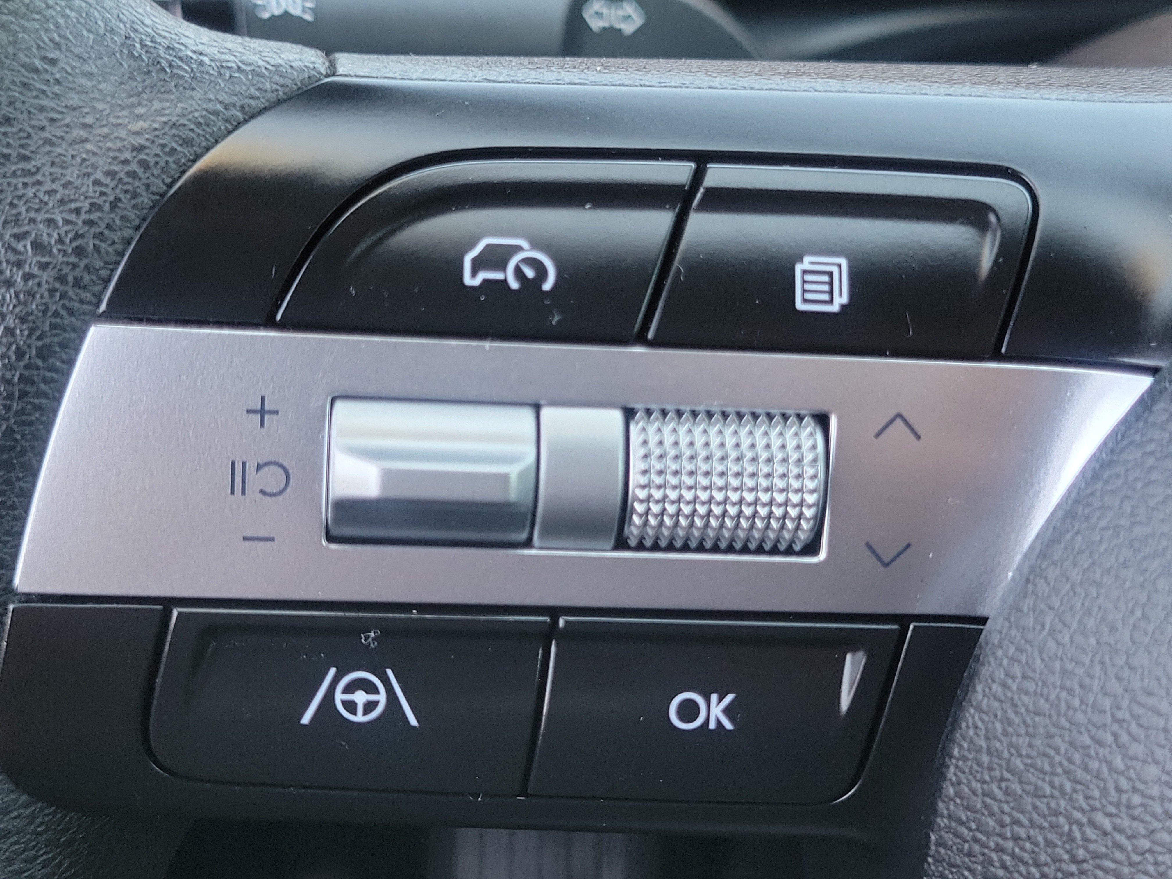Certified 2025 Hyundai Santa Cruz SEL FWD image 8