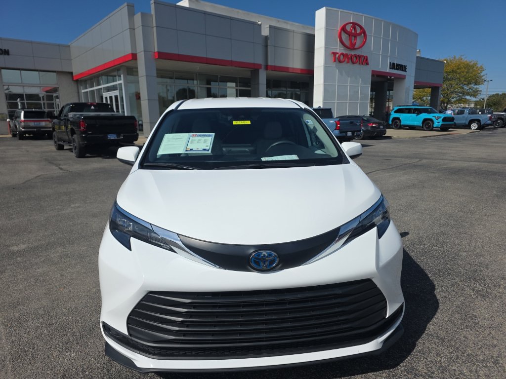 Certified 2025 Toyota Sienna LE FWD image 2