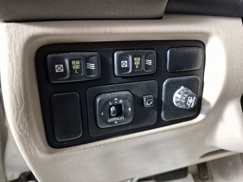 Used 2002 Lexus LX 470 4WD image 16