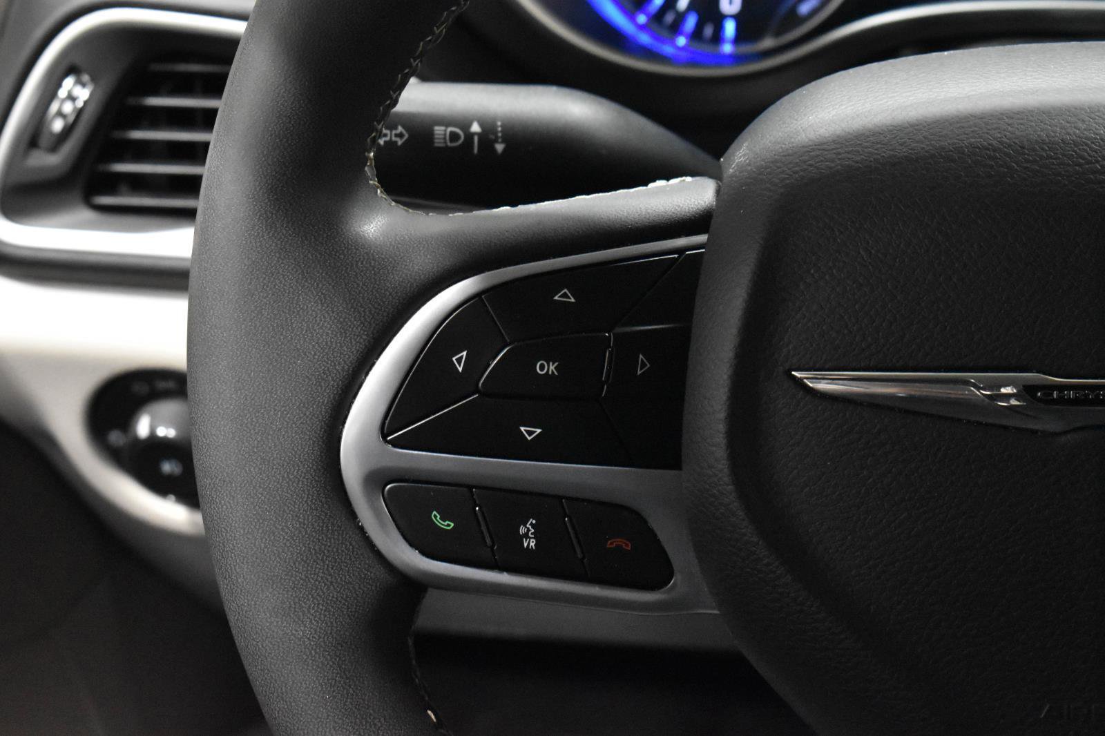 Used 2024 Chrysler Pacifica Touring-L image 9