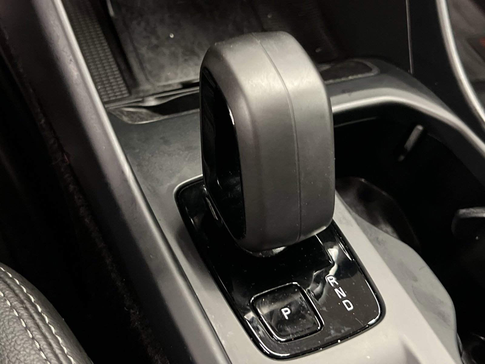 Used 2024 Volvo XC40 B5 Core w/ Climate Package image 18