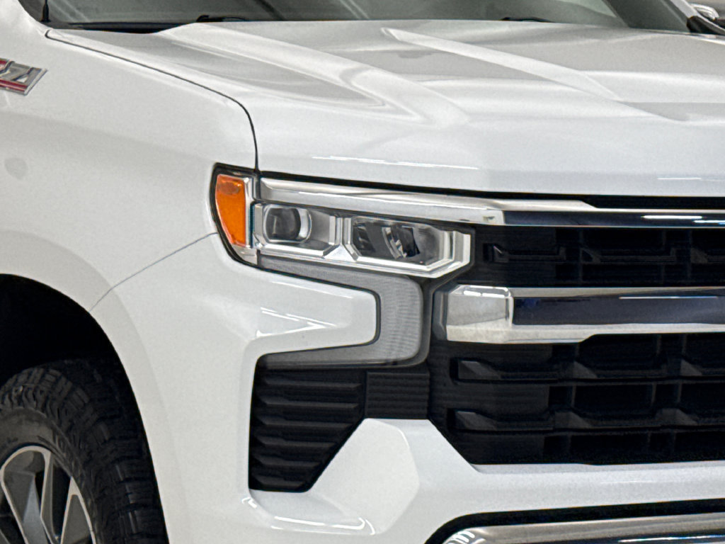 Used 2023 Chevrolet Silverado 1500 LT w/ Z71 Off-Road Package AWD/4WD image 5