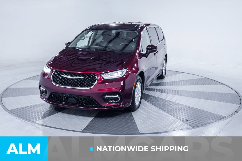 Used 2023 Chrysler Pacifica Touring-L FWD image 2