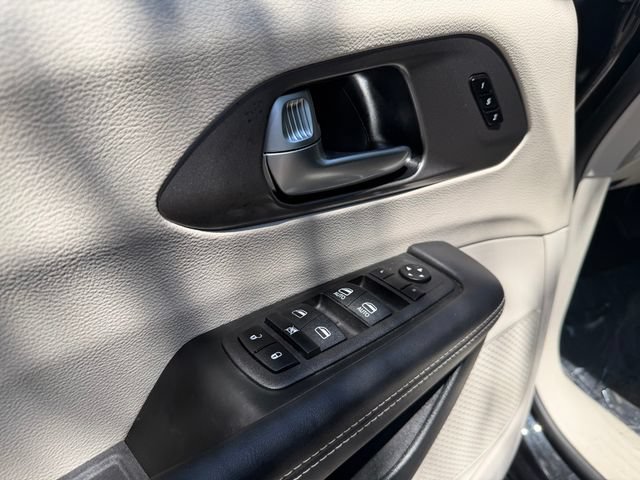 Used 2023 Chrysler Pacifica Touring-L FWD image 18