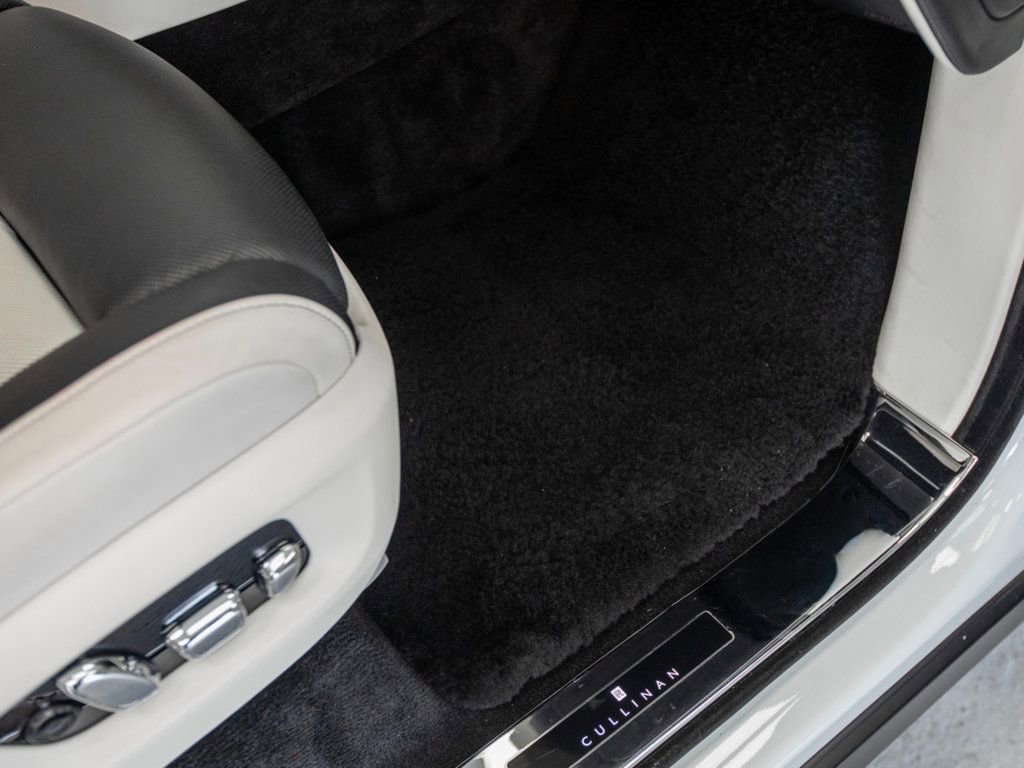 Used 2022 Rolls-Royce Cullinan w/ Cullinan Package image 39