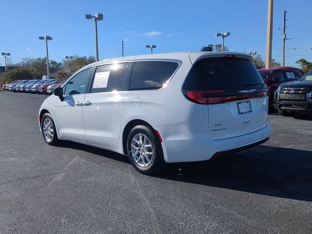 Used 2024 Chrysler Pacifica Touring-L FWD image 8