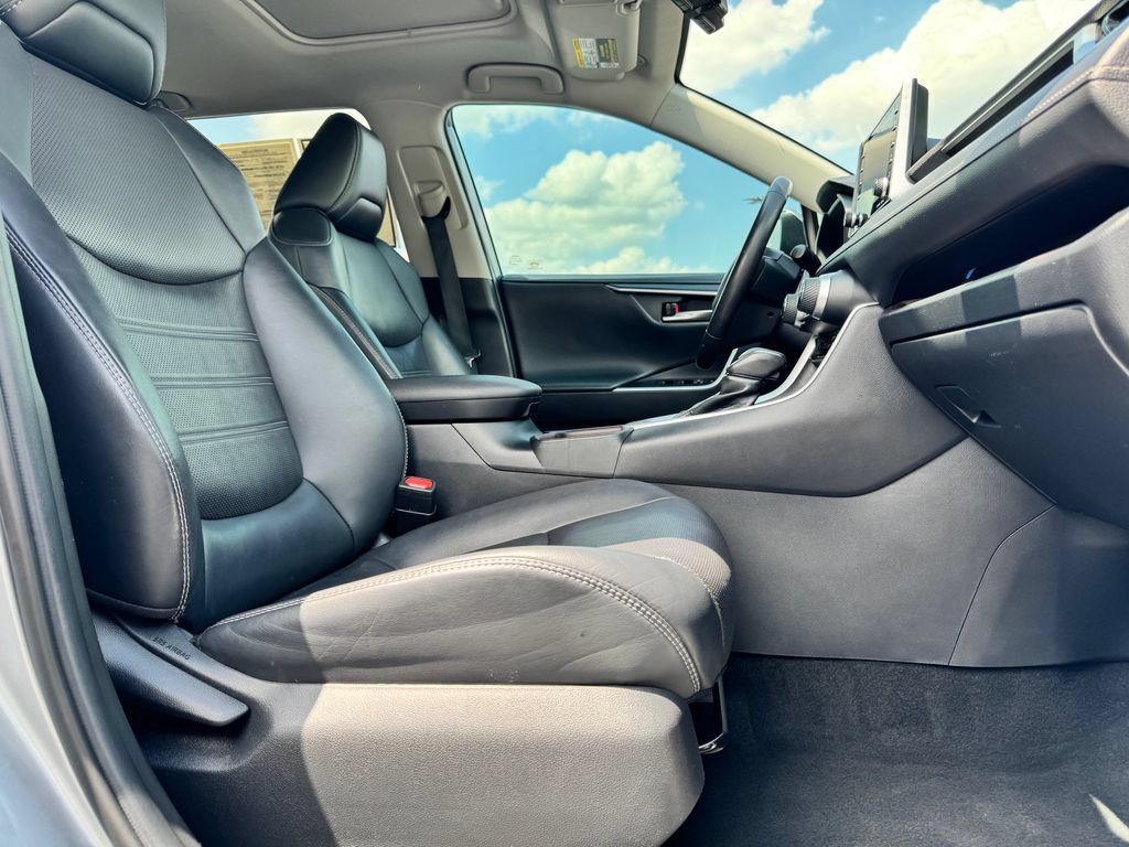 Used 2019 Toyota RAV4 Limited w/ Cold Weather Package FWD image 10