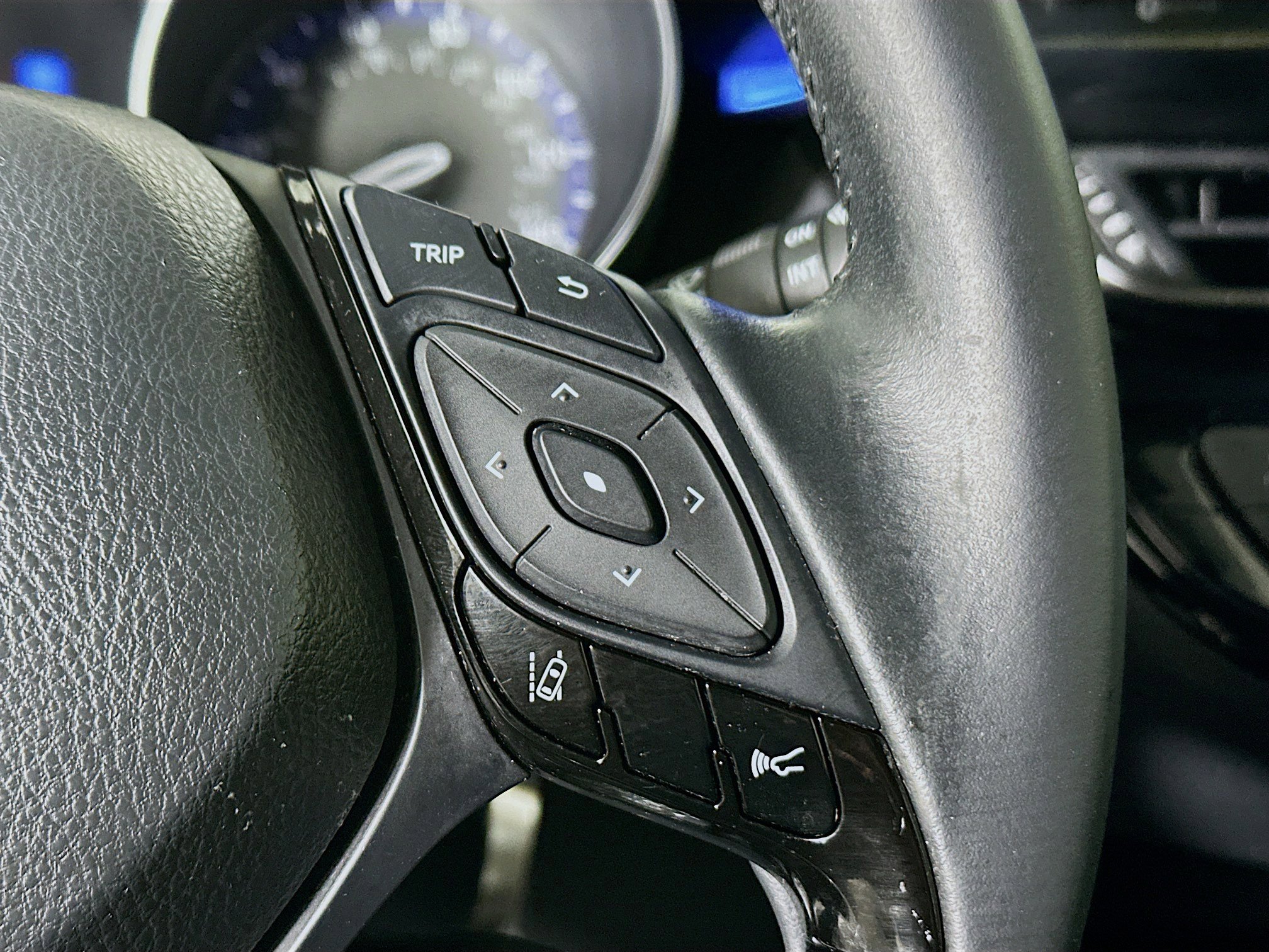 Used 2020 Toyota C-HR XLE FWD image 17