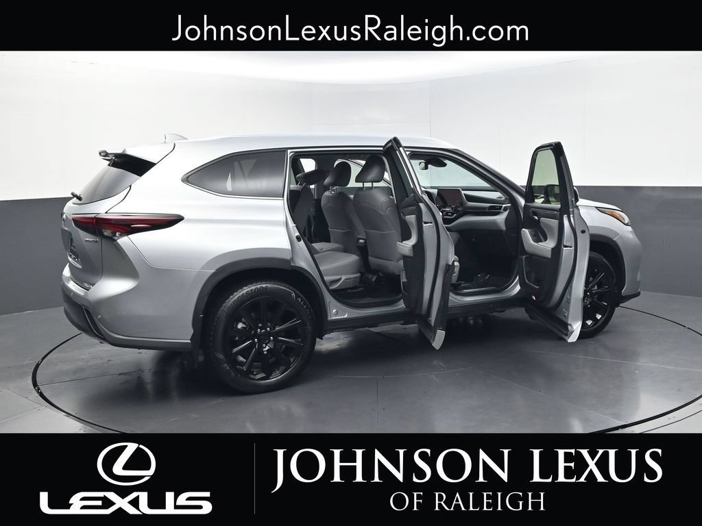 Used 2024 Toyota Highlander Limited AWD/4WD image 30