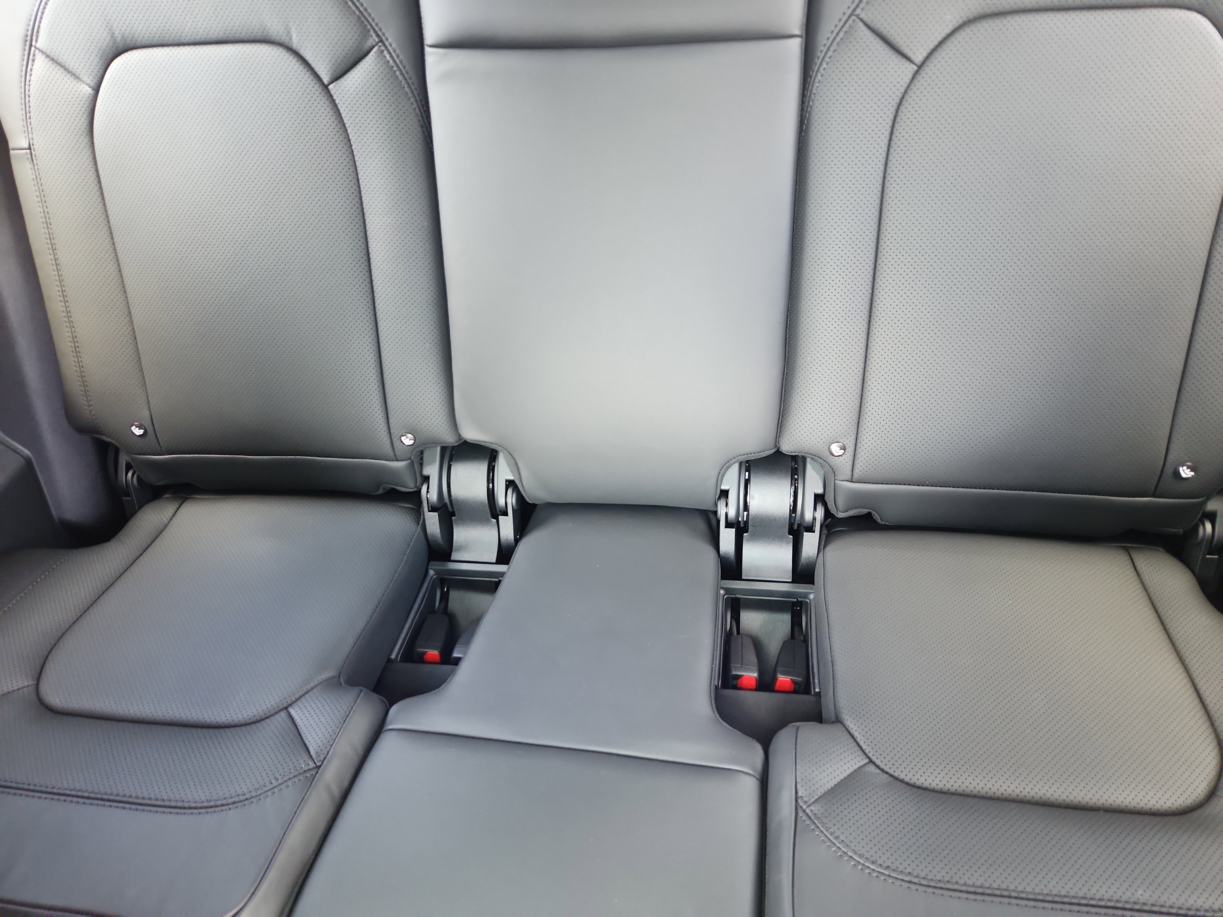 Used 2025 Land Rover Defender 130 X-Dynamic SE image 26