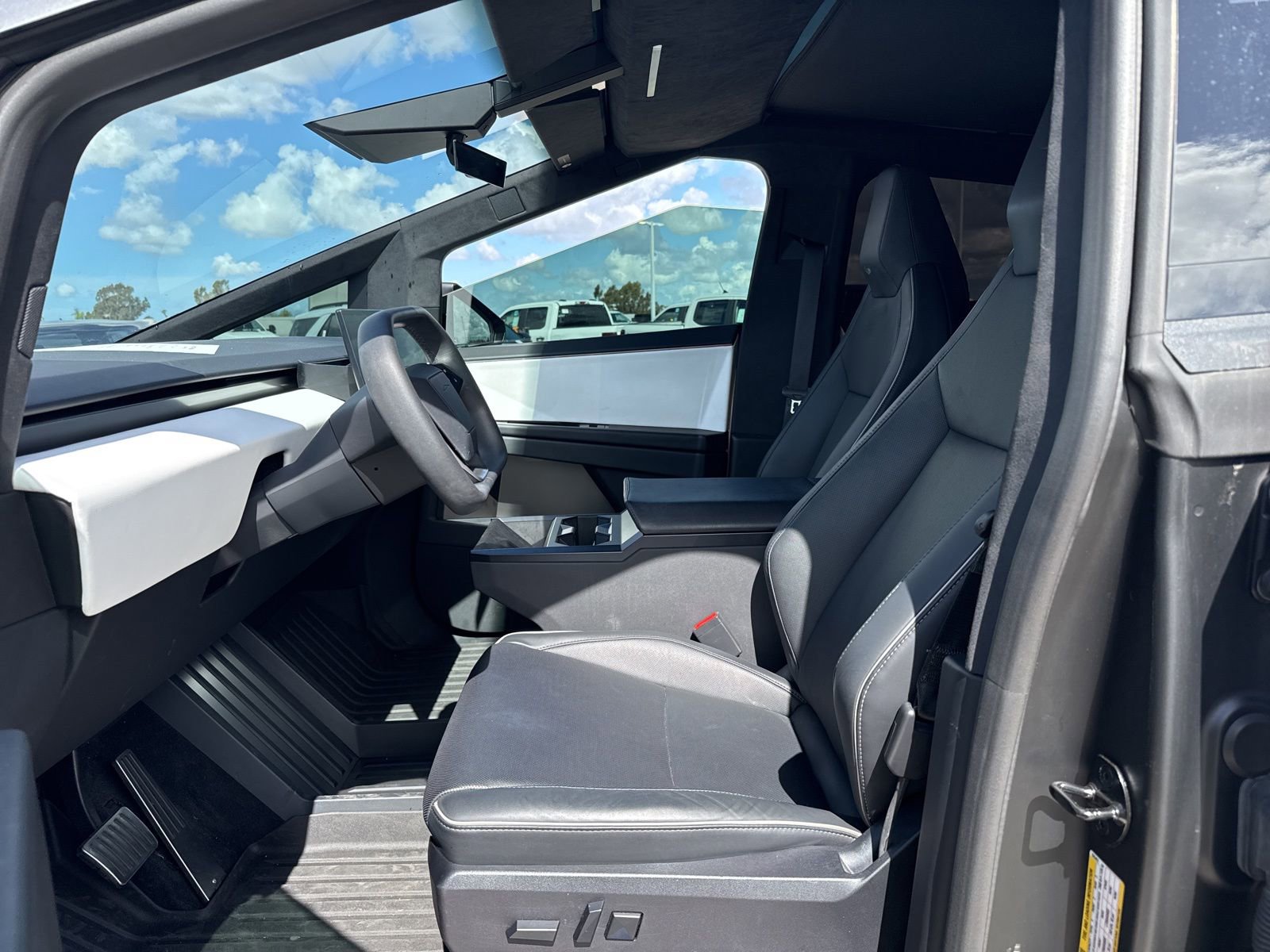 Used 2024 Tesla Cybertruck AWD Crew Cab image 5