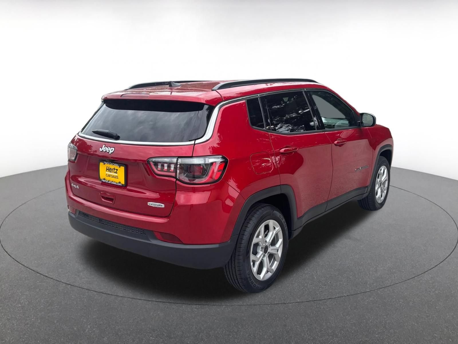Used 2025 Jeep Compass Latitude AWD/4WD image 9