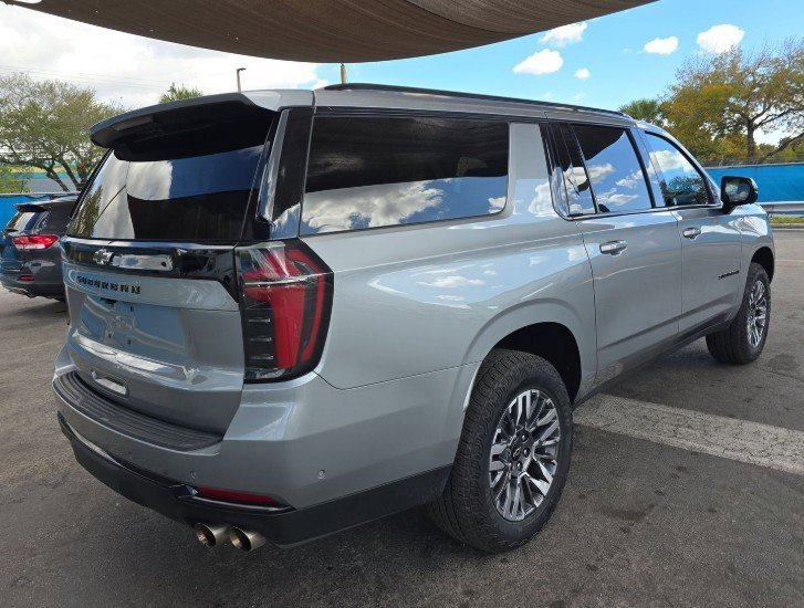Used 2025 Chevrolet Suburban Z71 image 2