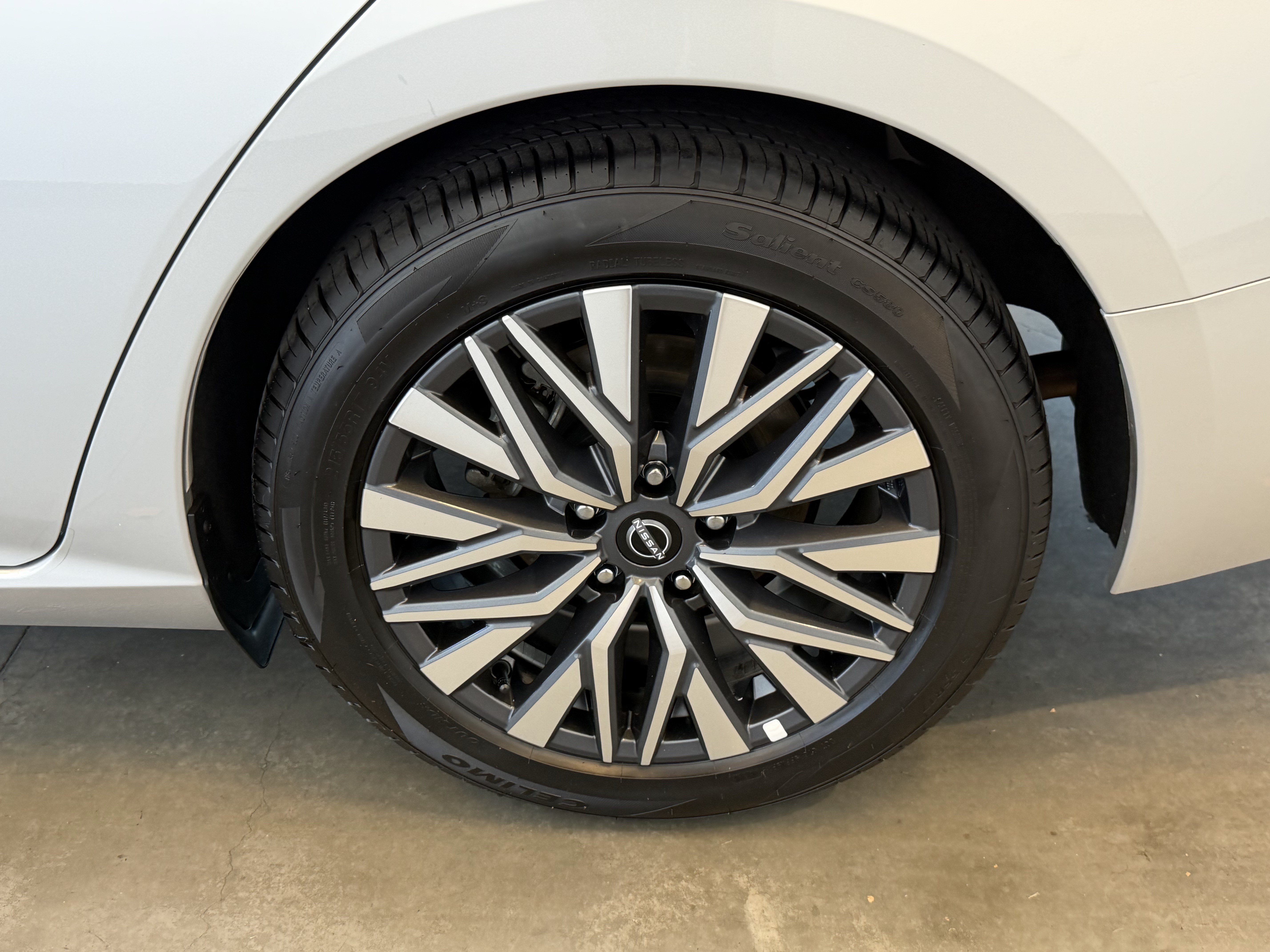 Used 2025 Nissan Altima 2.5 SV FWD image 15