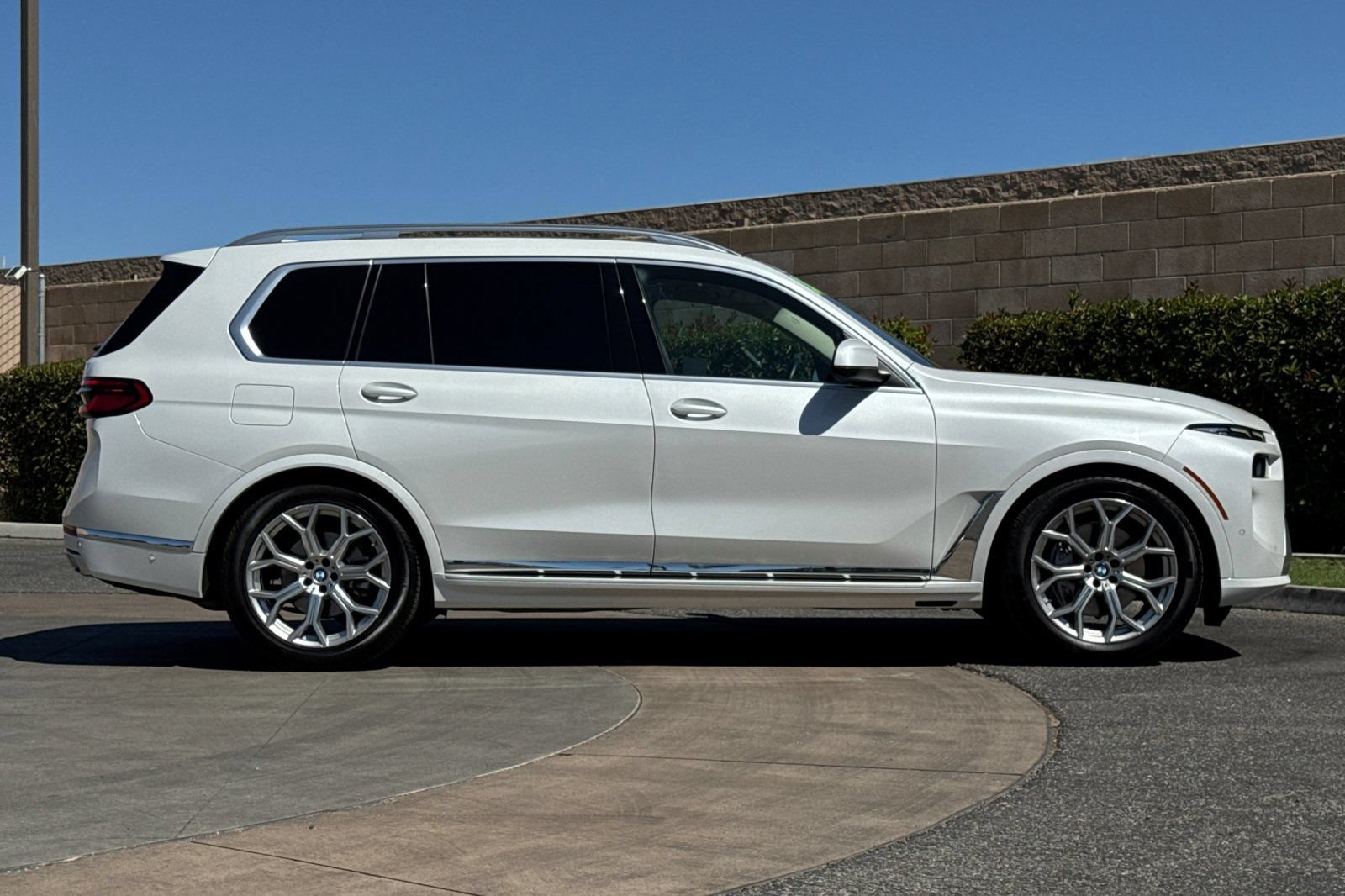 Used 2023 BMW X7 xDrive40i w/ Executive Package AWD/4WD image 3