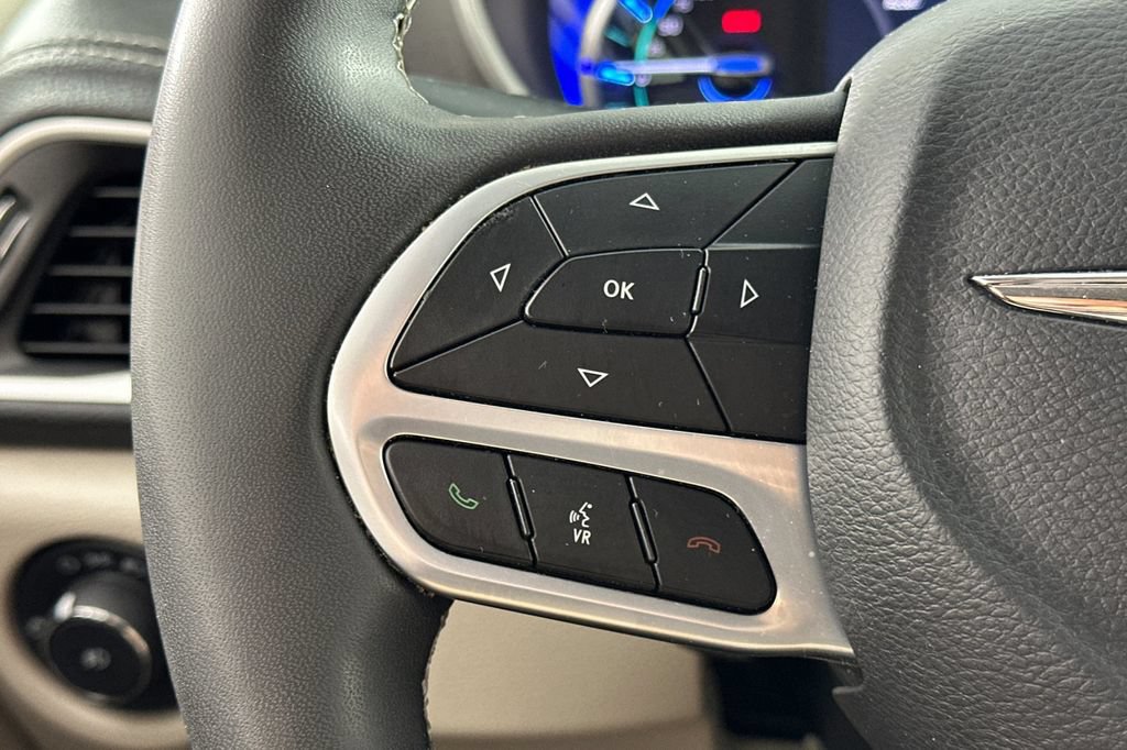 Used 2023 Chrysler Pacifica Touring-L FWD image 28