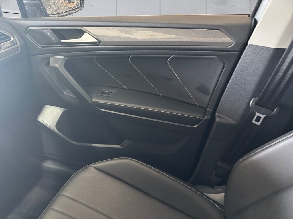 Used 2022 Volkswagen Tiguan SE w/ Panoramic Sunroof Package image 16