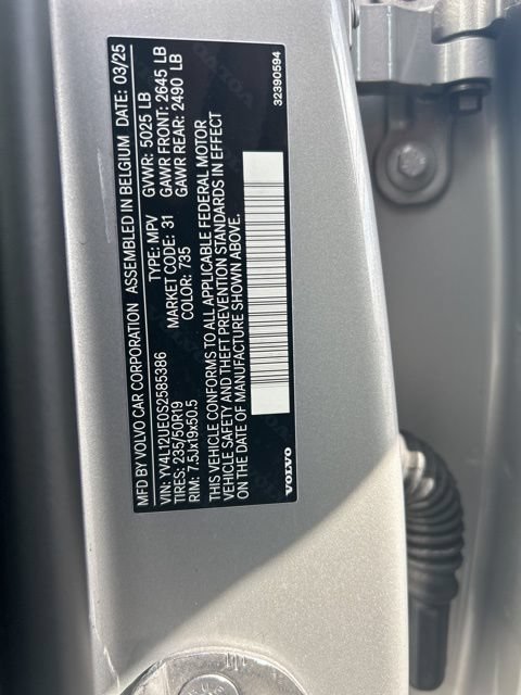 Certified 2025 Volvo XC40 B5 Plus AWD/4WD image 28