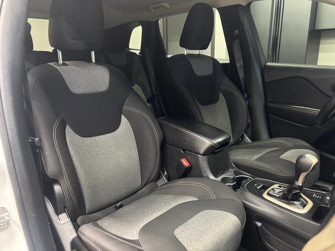 Used 2014 Jeep Cherokee Latitude AWD/4WD image 25