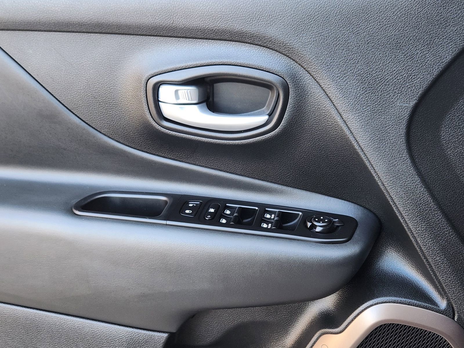 Used 2023 Jeep Renegade Latitude image 27