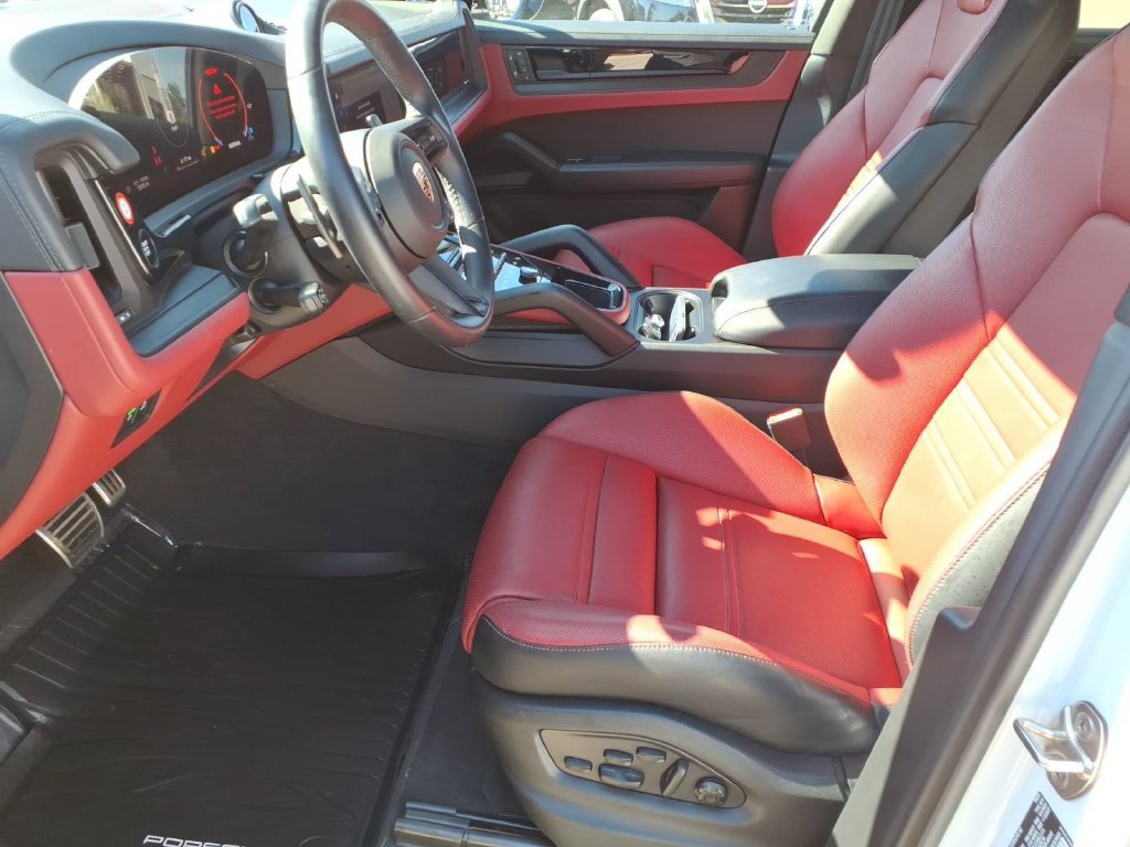 Used 2025 Porsche Cayenne GTS AWD/4WD image 17