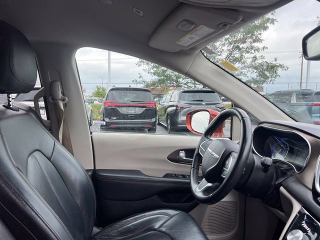 Used 2018 Chrysler Pacifica Touring-L w/ Tire & Wheel Group FWD image 35