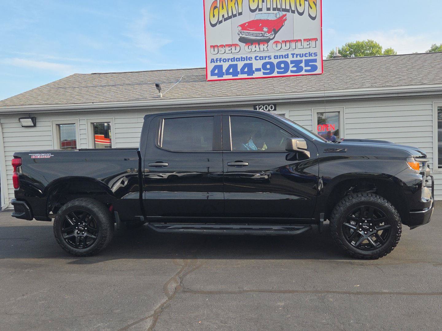 Used 2023 Chevrolet Silverado 1500 Custom Trail Boss w/ LPO, Dark Essentials Package AWD/4WD image 2