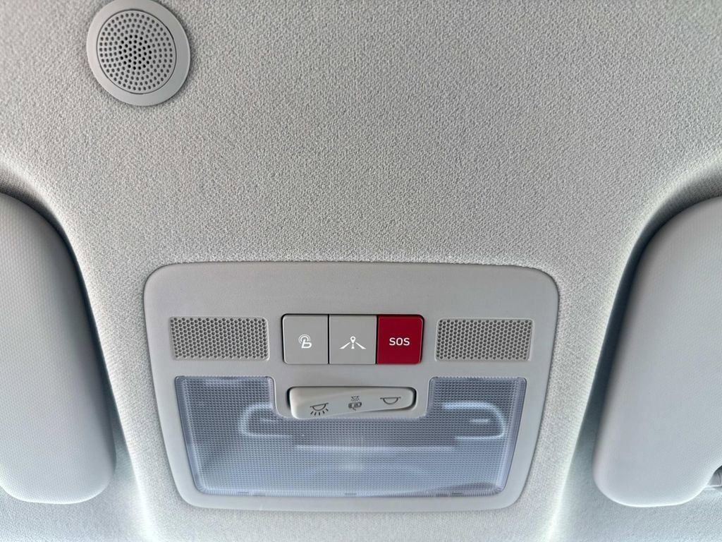 Used 2024 Hyundai Venue Limited image 25