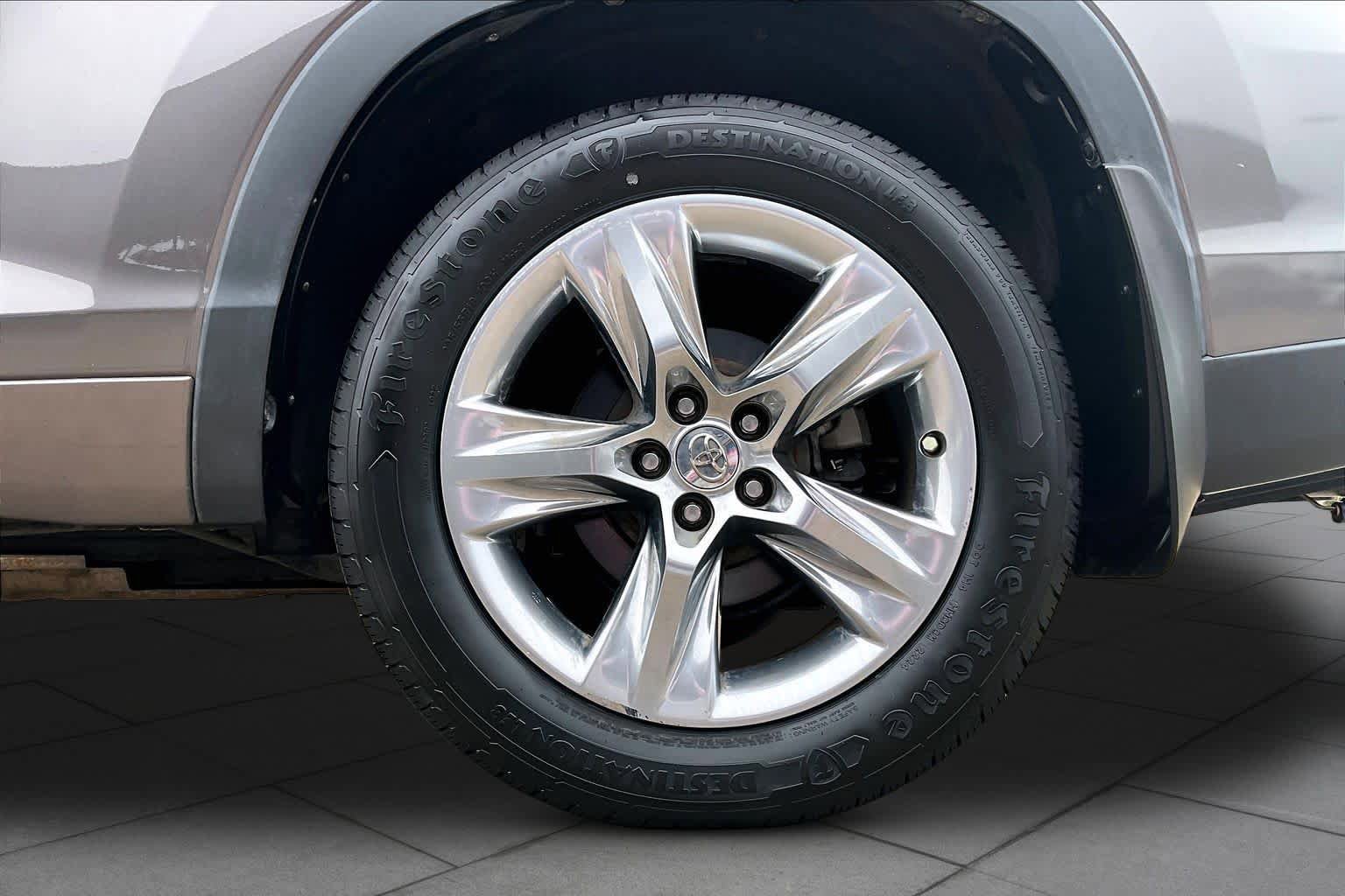 Used 2014 Toyota Highlander Limited Platinum AWD/4WD image 11