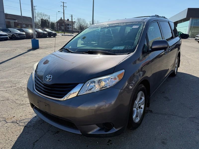 Used 2013 Toyota Sienna LE w/ Towing Pkg image 3