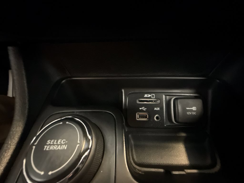 Used 2018 Jeep Cherokee Limited AWD/4WD image 19