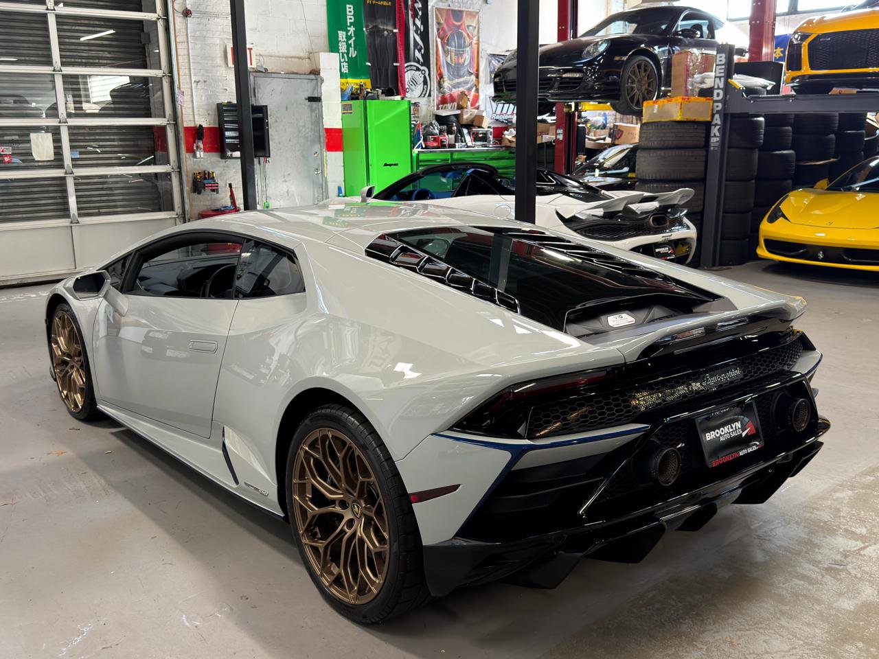 Used 2021 Lamborghini Huracan EVO image 9