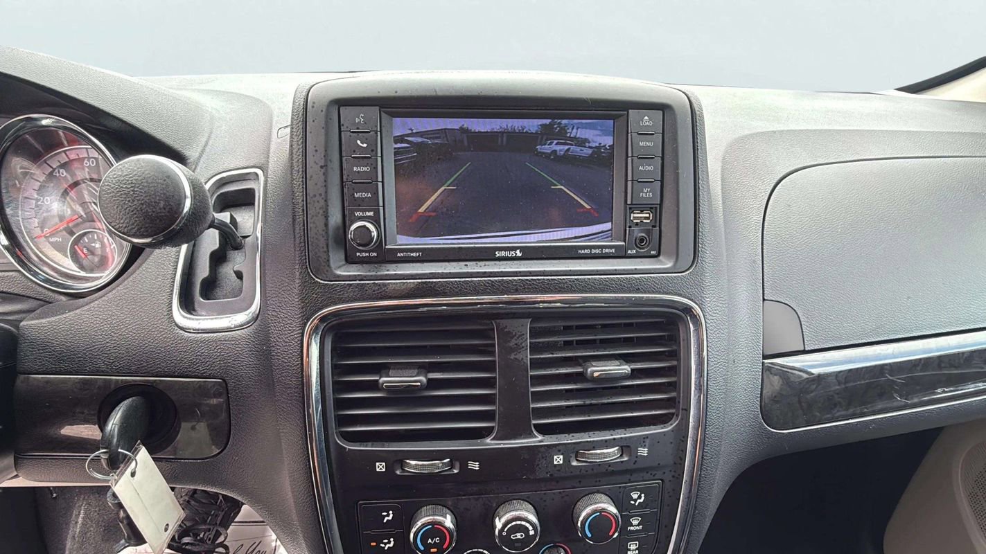 Used 2019 Dodge Grand Caravan SE w/ UConnect Hands-Free Group image 12