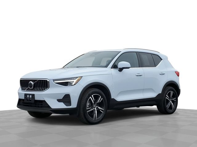 Used 2025 Volvo XC40 B5 Core image 1