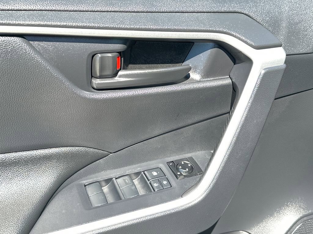 Used 2025 Toyota RAV4 LE AWD/4WD image 15