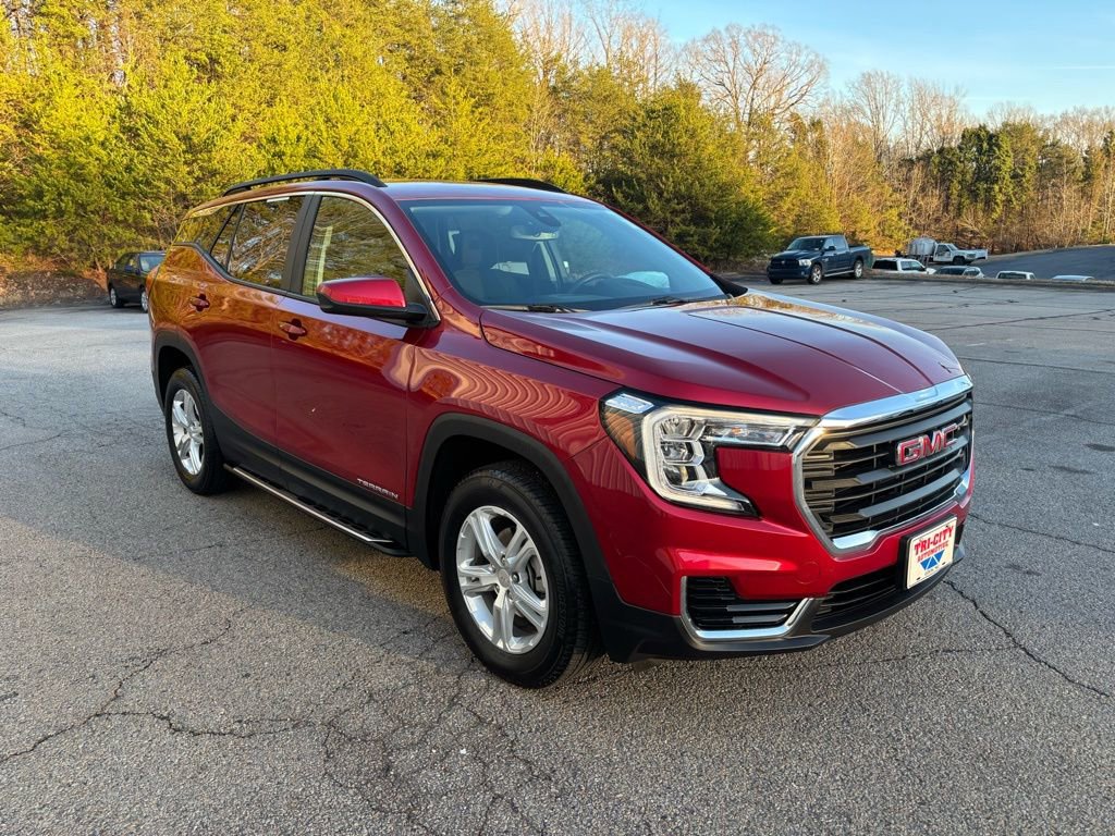Used 2024 GMC Terrain SLE w/ Driver Convenience Package image 2