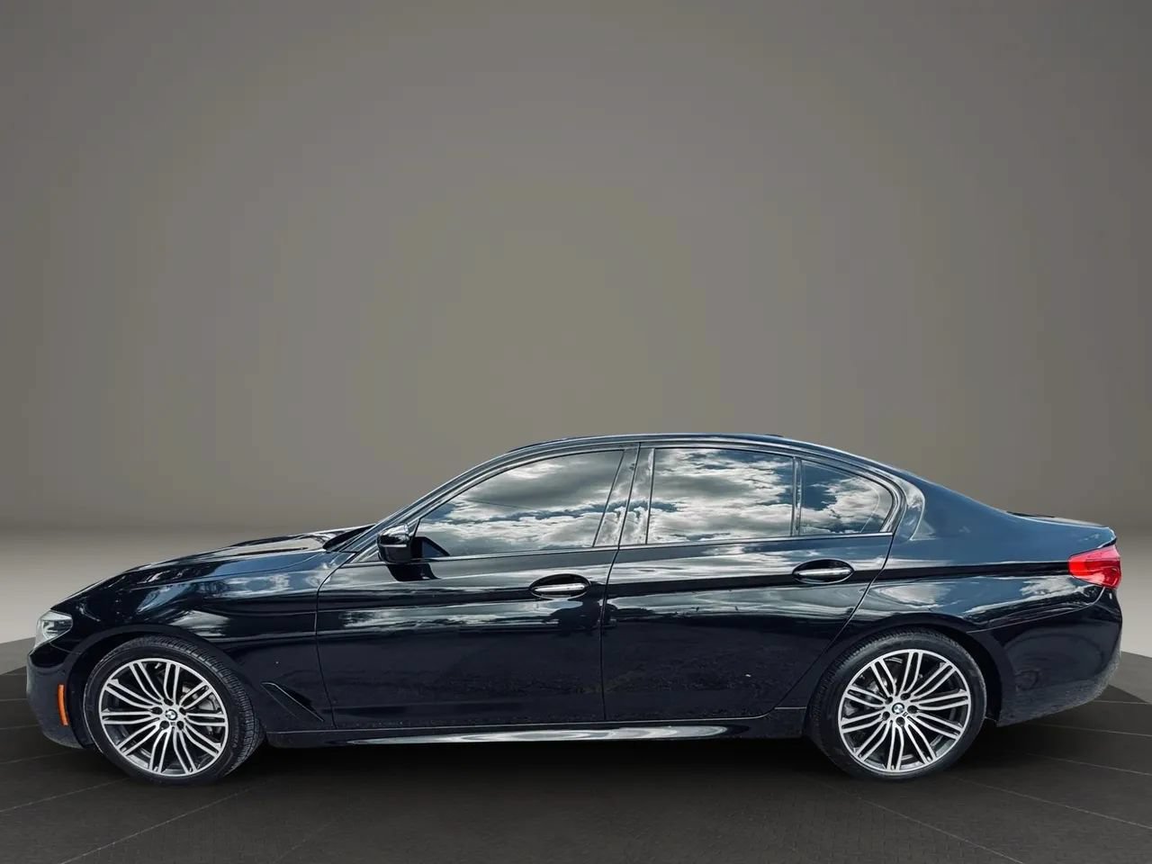 Used 2018 BMW 530i xDrive AWD/4WD image 2