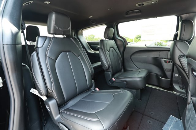New 2027 Chrysler Pacifica Select FWD image 30