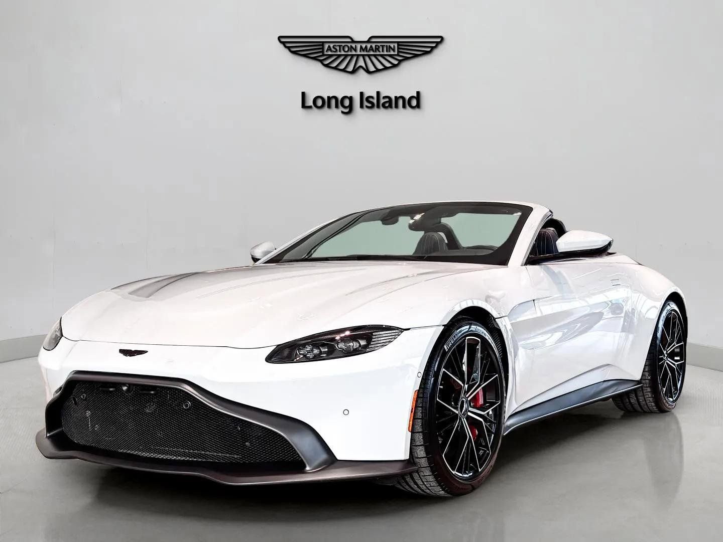 Used 2023 Aston Martin V8 Vantage Roadster image 1