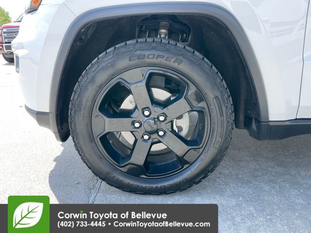 Used 2019 Jeep Grand Cherokee Laredo AWD/4WD image 26