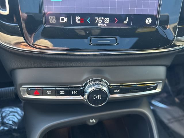 Certified 2025 Volvo XC40 B5 Plus AWD/4WD image 24