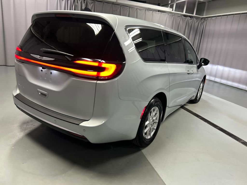 Used 2026 Chrysler Pacifica Select image 7