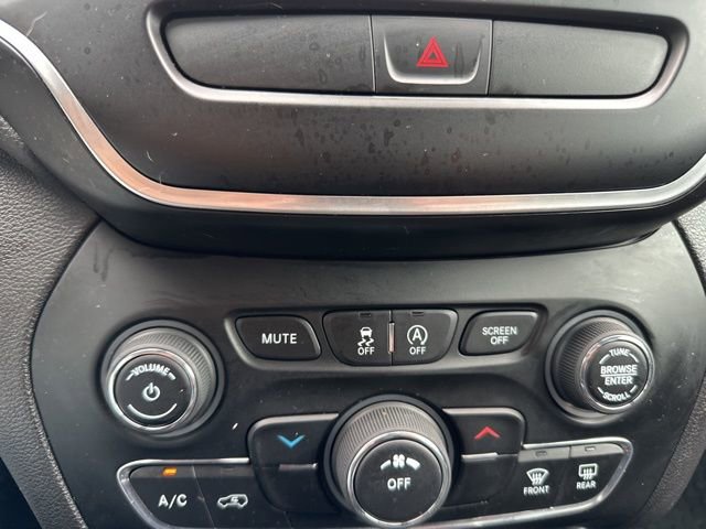 Used 2019 Jeep Cherokee Latitude w/ Cold Weather Group AWD/4WD image 12