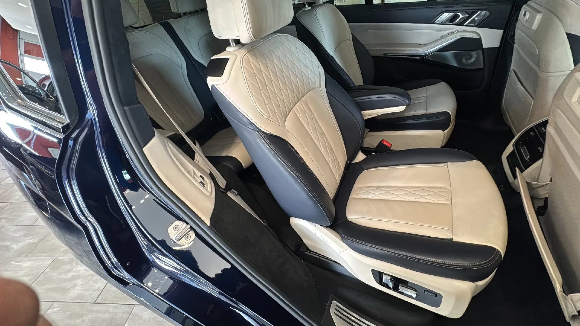 Used 2020 BMW X7 M50i w/ Dynamic Handling Package AWD/4WD image 25