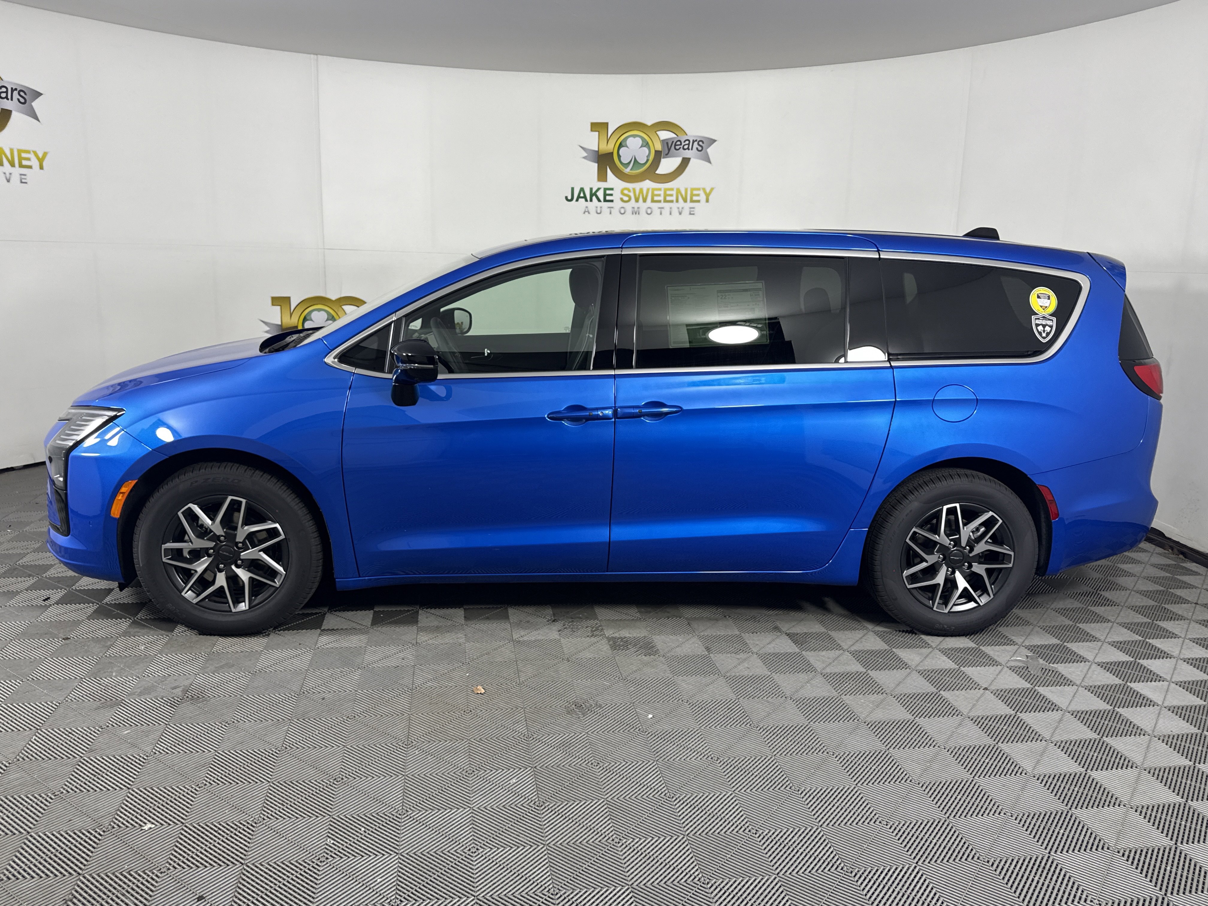 New 2027 Chrysler Pacifica Select FWD image 5