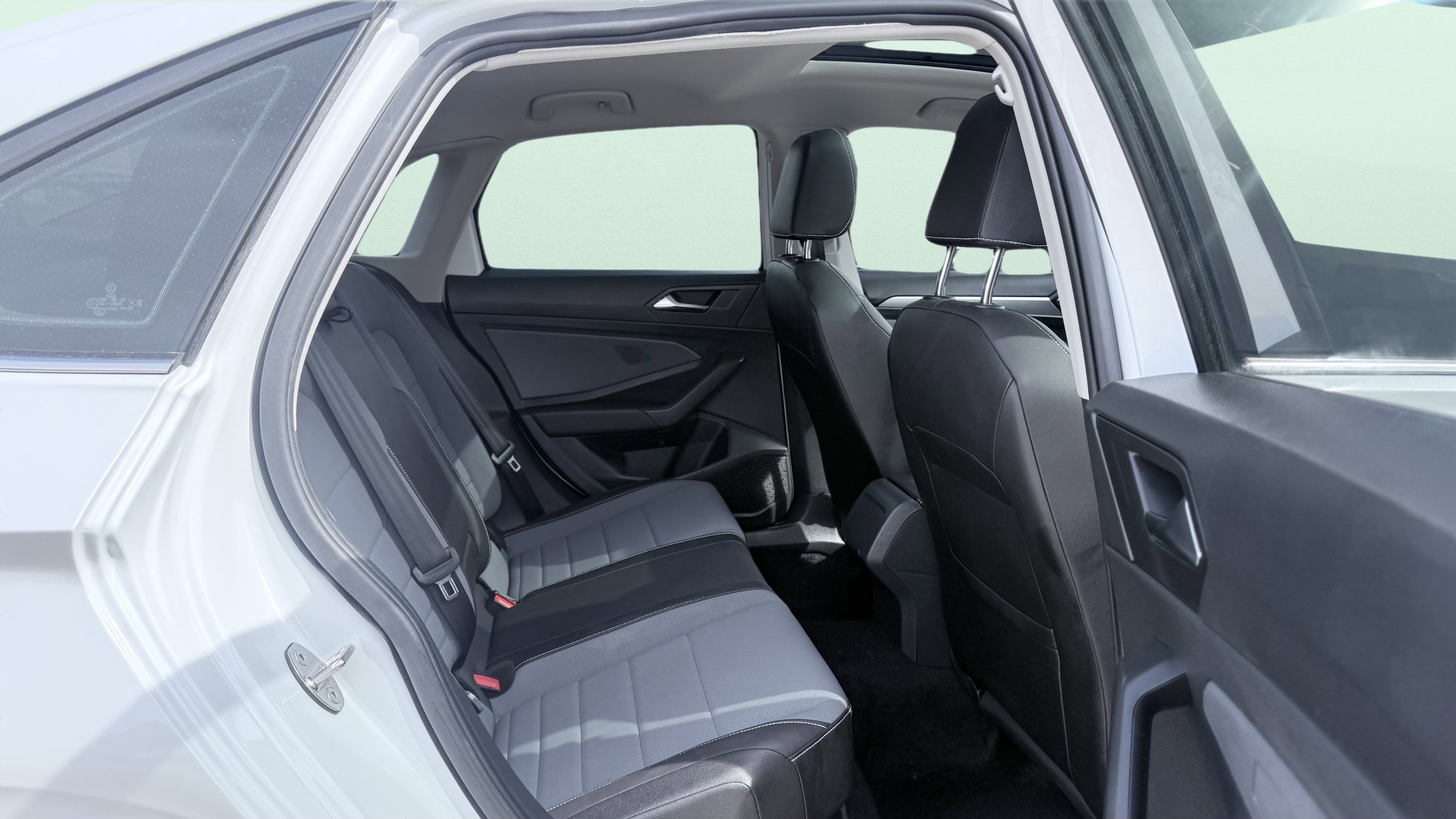 Used 2025 Volkswagen Jetta SE FWD image 35