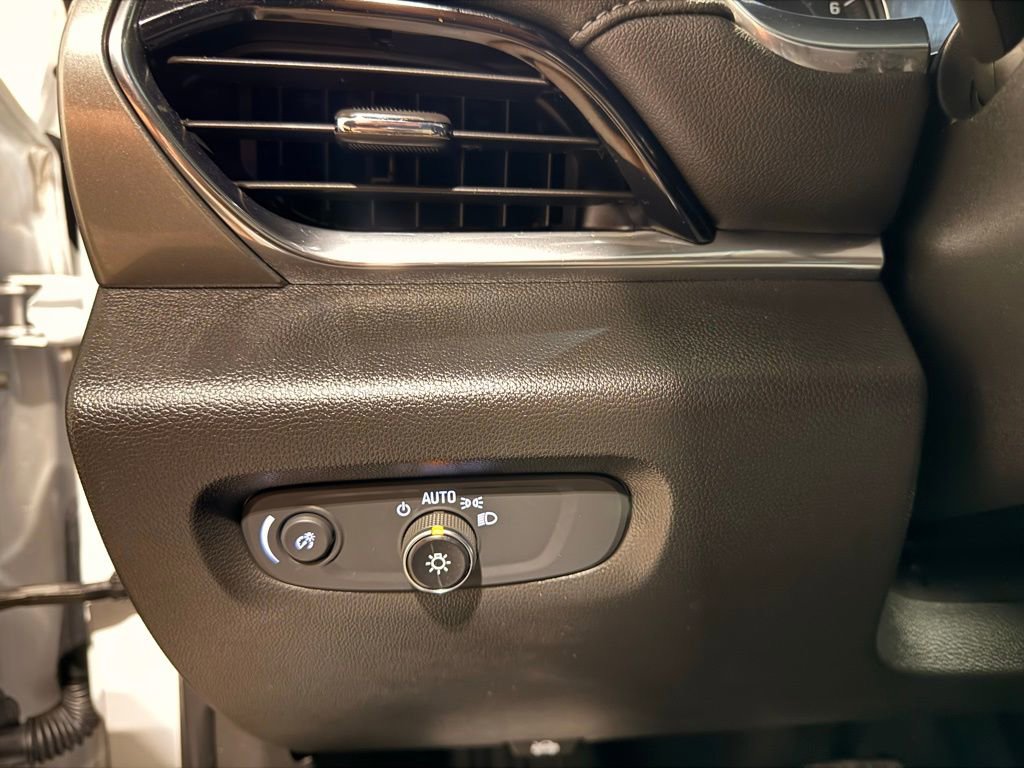 Used 2023 Chevrolet Traverse LT image 15