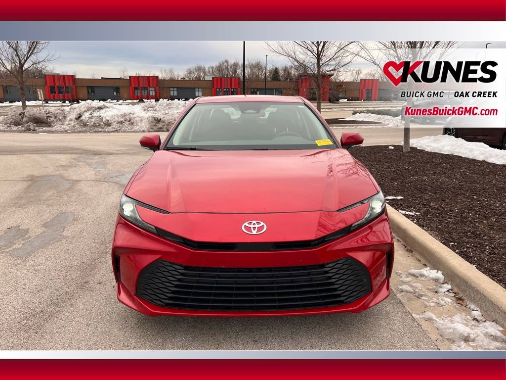 Used 2025 Toyota Camry SE image 3